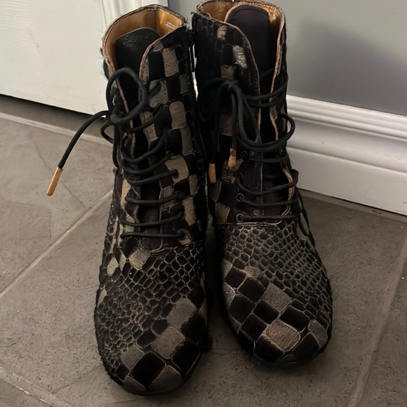 Papucei all leather  booties ..black with tan checks ... sz 40, side zipper .. - Picture 3 of 8